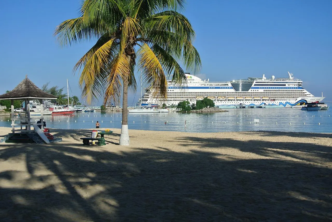 Daire Beach Two Bedroom Loft Suite C29 Ocho Rios Jamaika